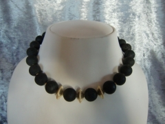 Material: Lava mit Metallelementen Material: Lava mit Metallelementen